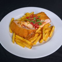 Arrabona töltött borda (kolbásszal, hagymával, uborkával, sajttal töltött sertésborda rántva)1