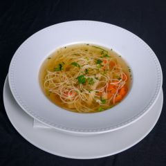 Tyúkhúsleves húsával, tésztával és zöldségekkel1