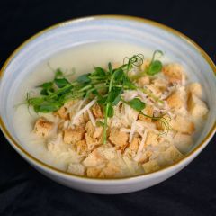 Zuppa cremosa all'aglio con parmigiano grattugiato e cubetti di pane1