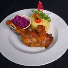 Konfitált kacsacomb hagymás törtburgonyával, párolt lilakáposztával3